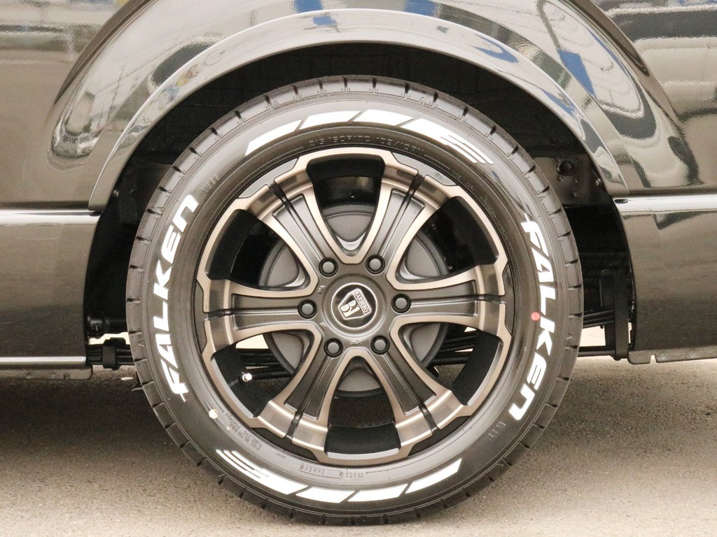 足元にはディープス　17インチAWを装着し、タイヤはFALKEN　W11ホワイトレタータイヤを合わせました。