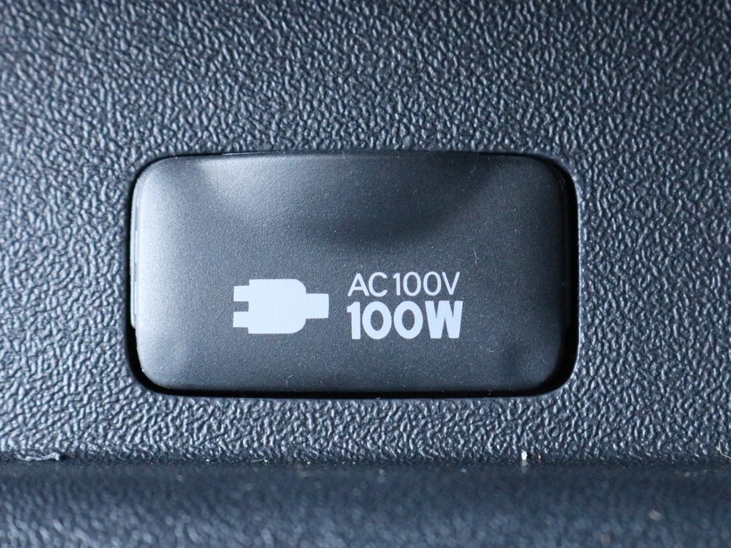 あると便利なアクセサリーコネクターAC100V電源を完備！　モバイル端末の充電などにご活用頂けます。