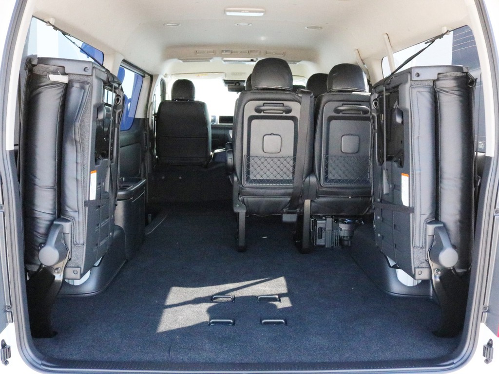 リアハッチを開いて4列目シートを跳ね上げ収納すると10人乗りワゴンなのに十分な荷室スペースを確保することが可能です。