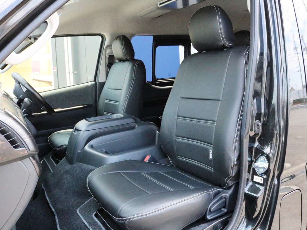 純正シート全席にFLEXオリジナルレザー調シートカバーを装着済み！　車内の高級感を演出すると共に、純正シートの保護効果も期待出来ます。