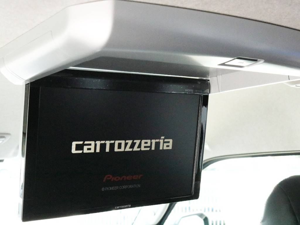 カロッツェリア　フリップダウン後席モニター装着済み！　後部座席のゲストを退屈させません。ゼロワゴンベッドとの相性もばっちりです！