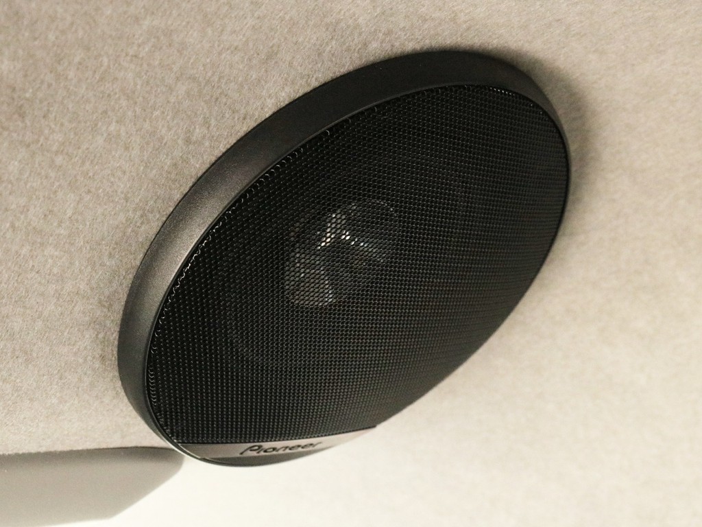 フリップダウンモニターの両脇には後席に素晴らしい音響を与えるルーフスピーカーが設置されています。