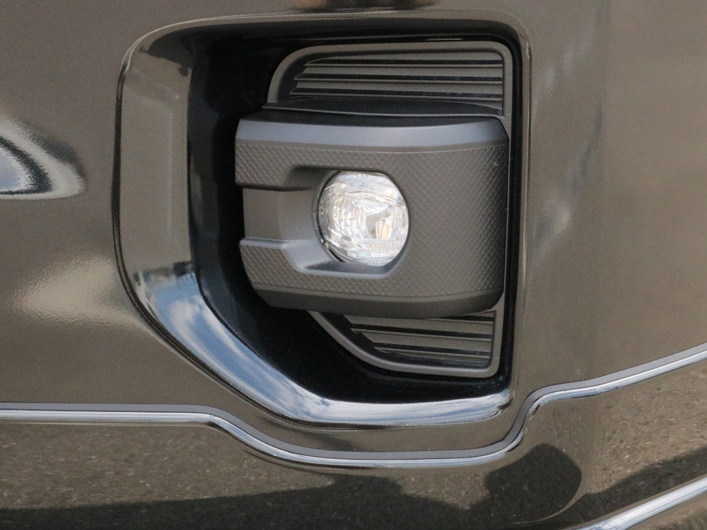 新型ではフォグランプLED化＆小型化されスタイリッシュになっています。