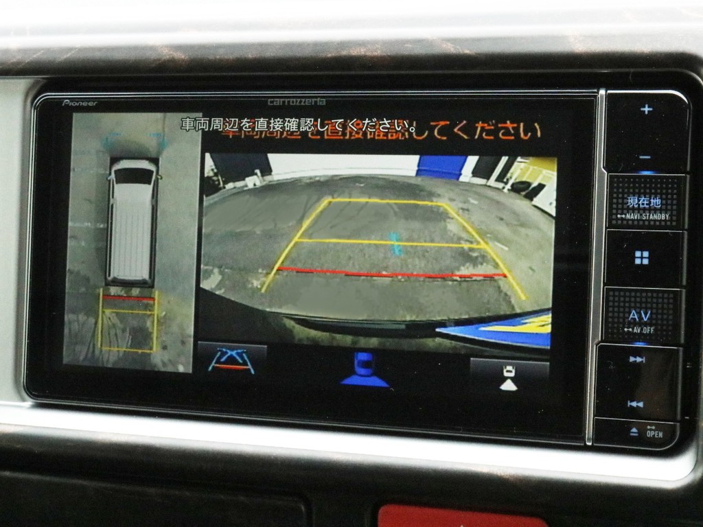 カロッツェリアSDフルセグナビを搭載！　ナビとしては勿論、オーディオや映像モニターとしてもご活用頂けます。バックカメラやパノラミックビューモニターの映像はナビモニターに描写されます。