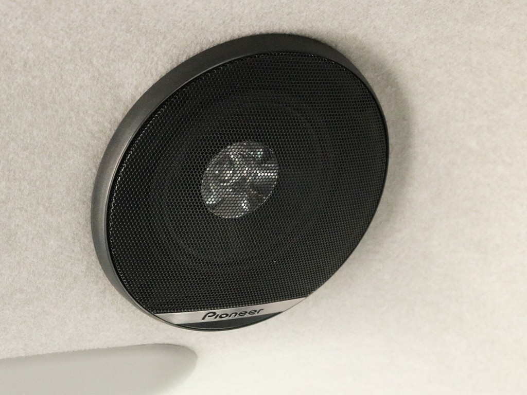 フリップダウンモニターの両脇には後席に素晴らしい音響を与えるルーフスピーカーが設置されています。