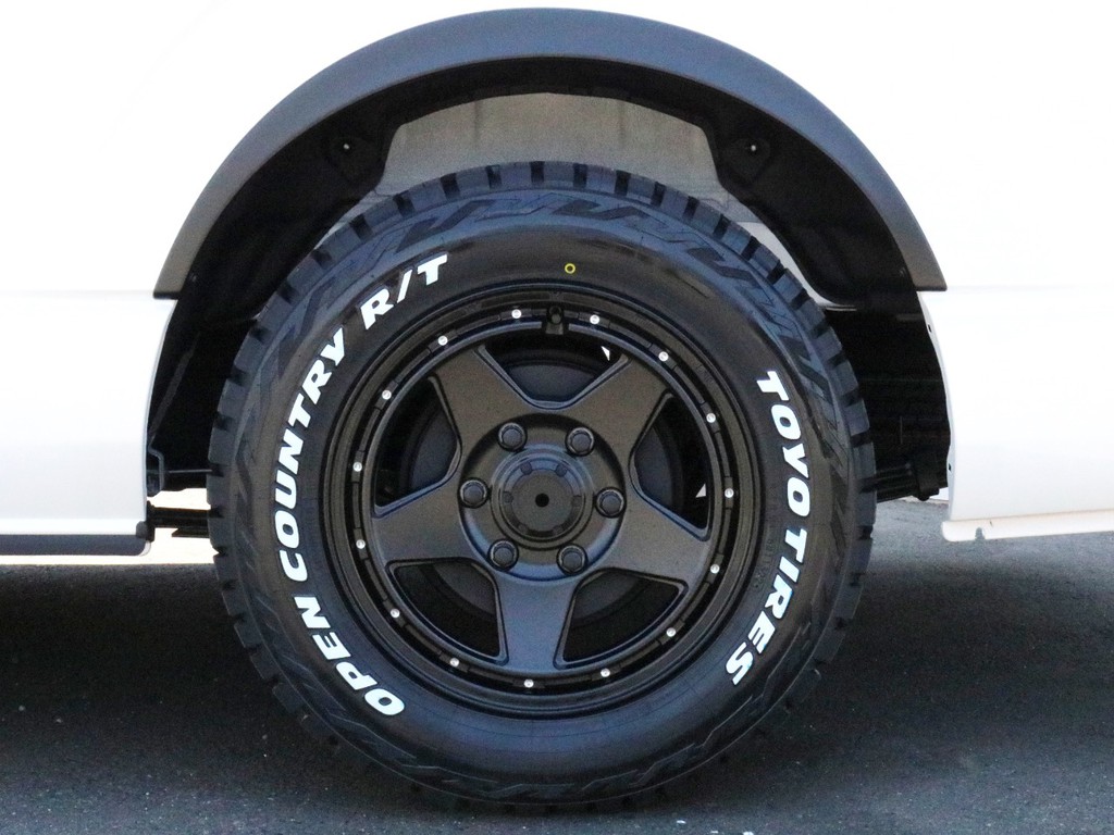 フェニーチェクロスXC5　16インチAWを装着済み！　タイヤは走破性の高いTOYO　オープンカントリータイヤを合わせました。オフロード仕様でオーバーフェンダーもマットブラックにしています。