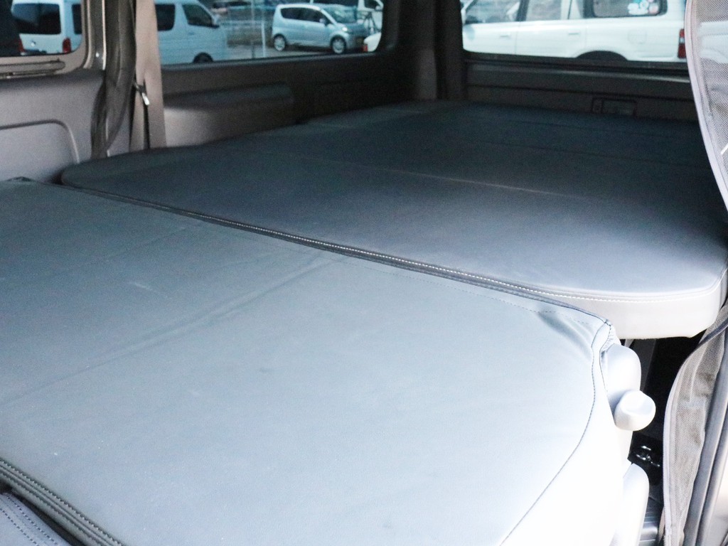 2列目シートを前方へ倒すことによって荷室全体をほぼフルフラット化することが可能です。