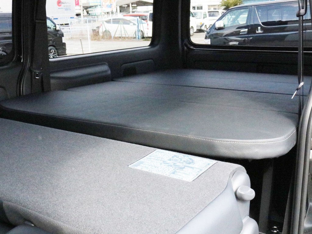 2列目シートを前方へ倒すことによって荷室全体をほぼフルフラット化することが可能です。