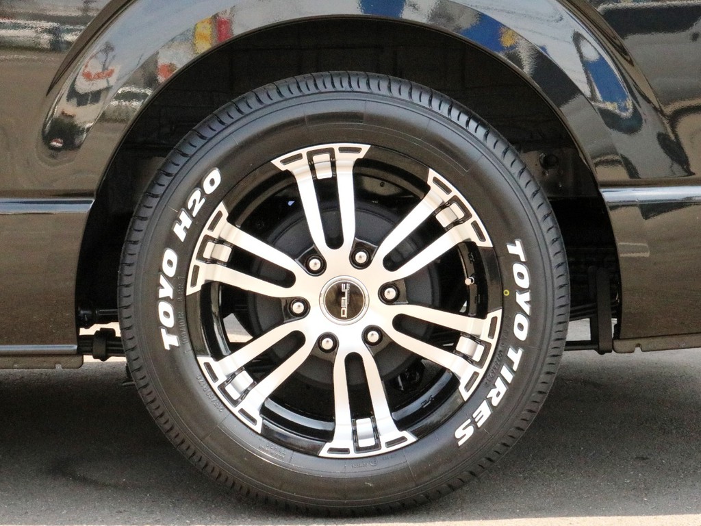 FLEXオリジナルDelf02　17インチAWを装着し、タイヤはTOYO　H20ホワイトレタータイヤを合わせました。