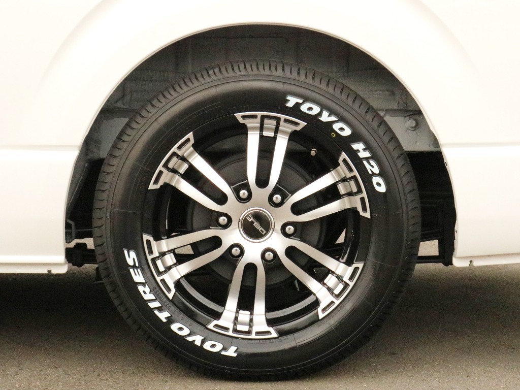 FLEXオリジナルDelf02　17インチAWを装着し、タイヤはTOYO　H20ホワイトレタータイヤを合わせました。