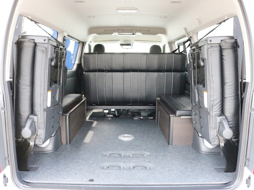 リヤハッチを開き、4列目シートを跳ね上げると10人乗りワゴンなのに十分な荷室スペースが確保されています。