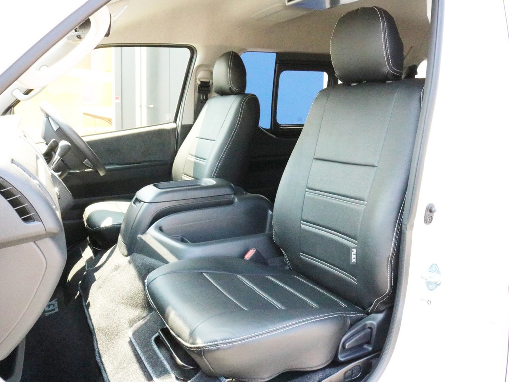 FLEXオリジナルレザー調シートカバーを装着済み！　車内に統一感を与えると共に、純正シートの保護効果も期待出来ます。