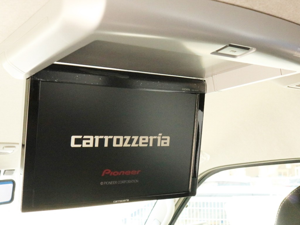 カロッツェリア　フリップダウン後席モニターを装着済み！　後席に座るゲストを退屈させません！