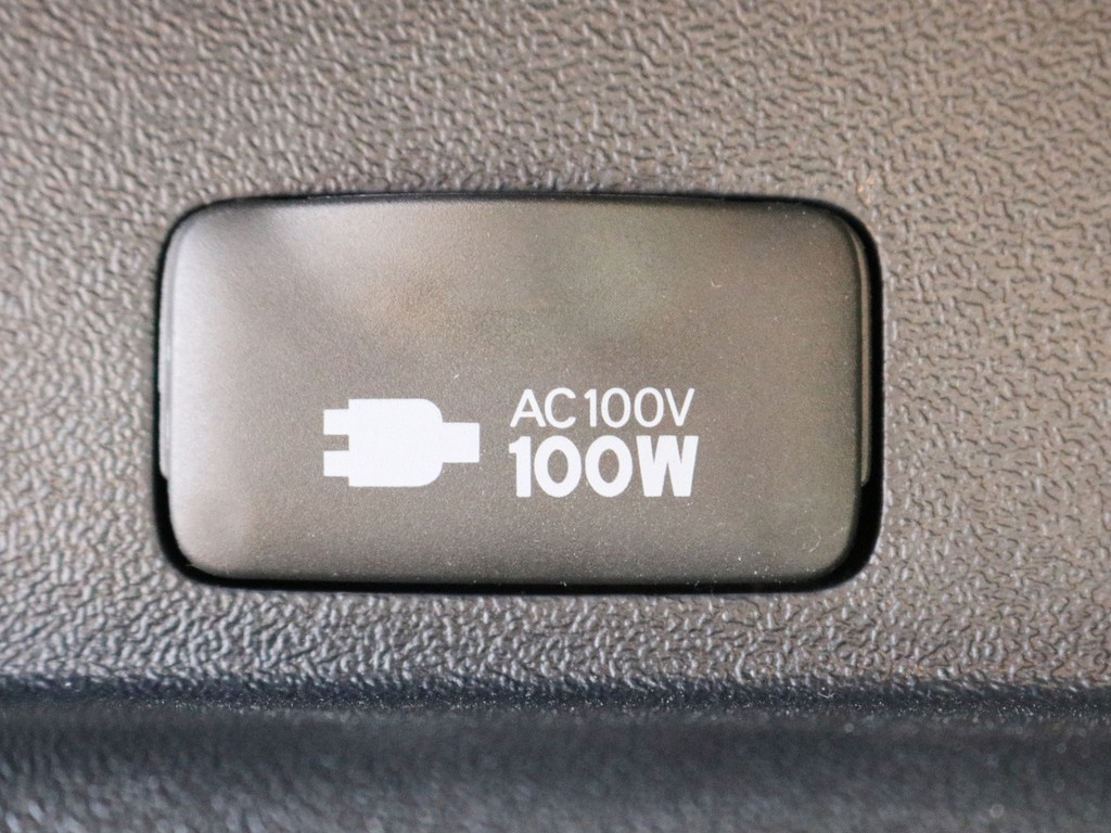 あると便利なAC100V電源も設置されています。携帯電話等のモバイル端末の充電にご活用頂けます。
