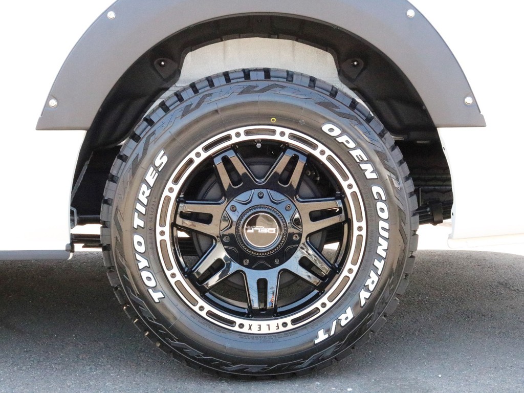 FLEXオリジナルDelf04　16インチAWを装着済み！　タイヤはTOYO　オープンカントリータイヤを合わせました。