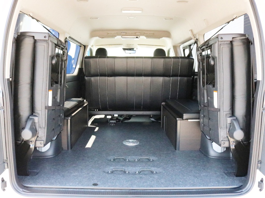 リヤハッチを開き、4列目シートを跳ね上げると10人乗りワゴンなのに十分な荷室スペースが確保されています。
