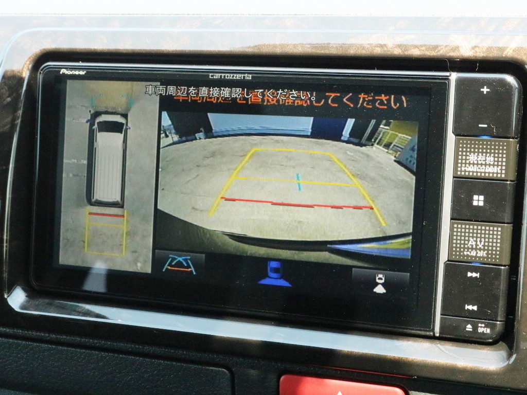 カロッツェリアSDフルセグナビを搭載！　ナビとしては勿論、オーディオや映像モニターとしてもご活用頂けます。バックカメラやパノラミックビューモニターの映像はナビモニターに出力されます。