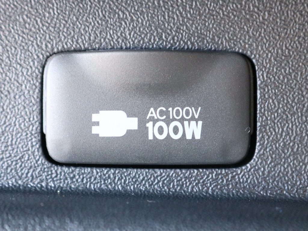 あると便利なアクセサリーコネクターAC100V電源を完備！　モバイル端末の充電などにご活用頂けます。