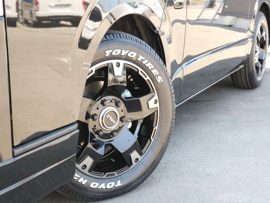 FLEXオリジナルDelf03　17インチAWを装着し、タイヤはTOYO　H20ホワイトレタータイヤを合わせました。