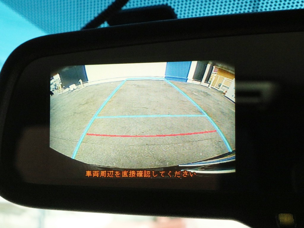 メーカーオプションのバックカメラ内蔵自動防眩ミラーが設置されています。ナビモニターのバックカメラ映像と共に駐車時等のドライビングをアシストします。