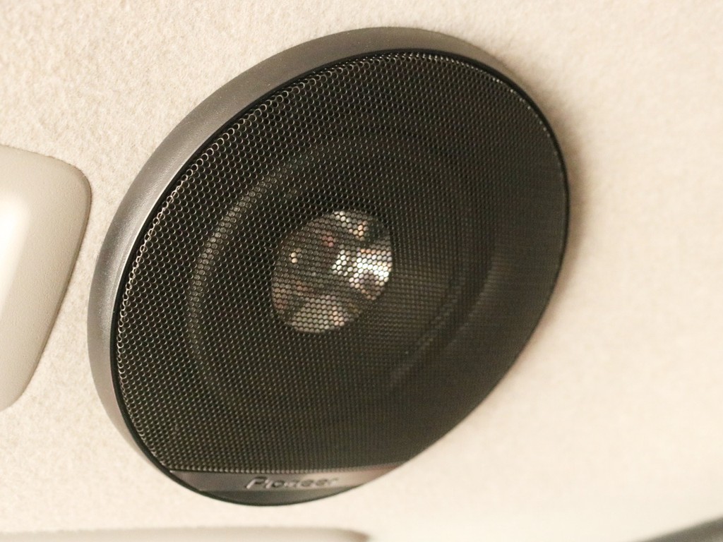 フリップダウンモニターの両脇には後席に素晴らしい音響を与えるルーフスピーカーが設置されています。