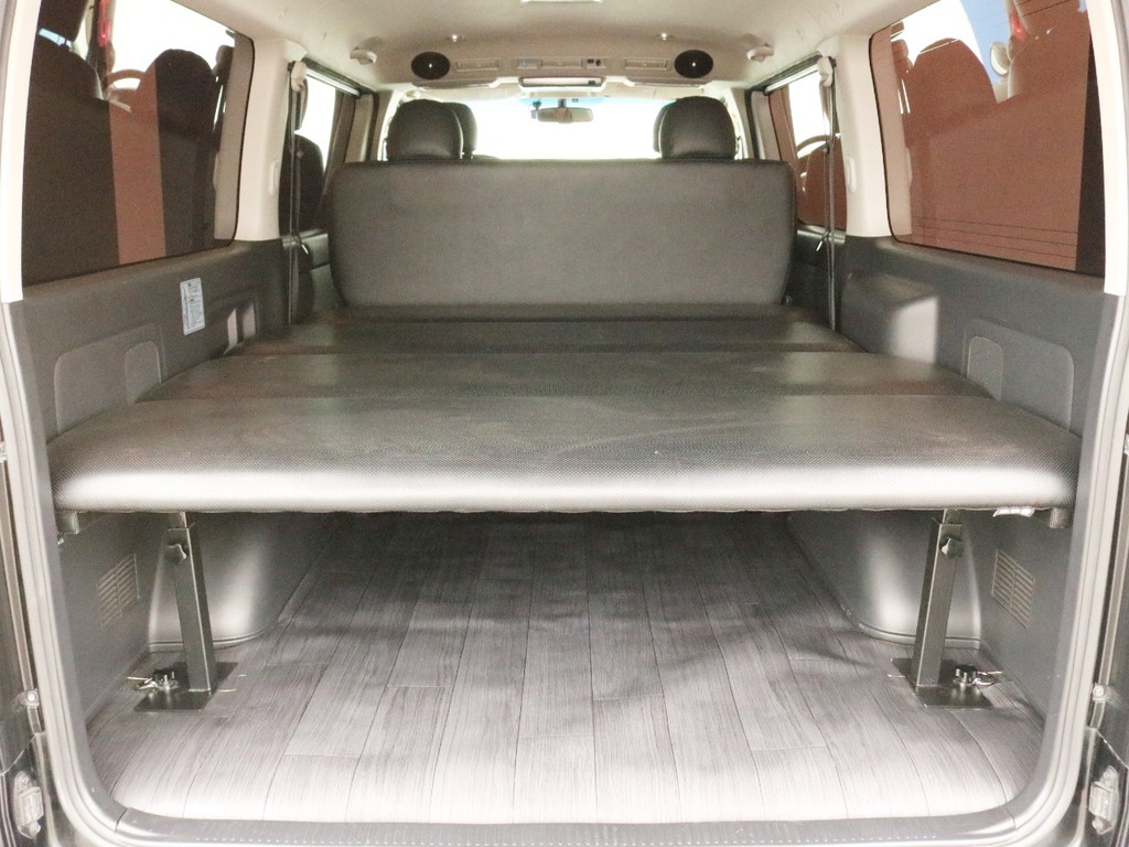 リヤハッチを開くと十分な荷室スペースと設置されたベッドキットが現れます。車中泊に対応すると共に、荷物を2段で置けるようにもなります。