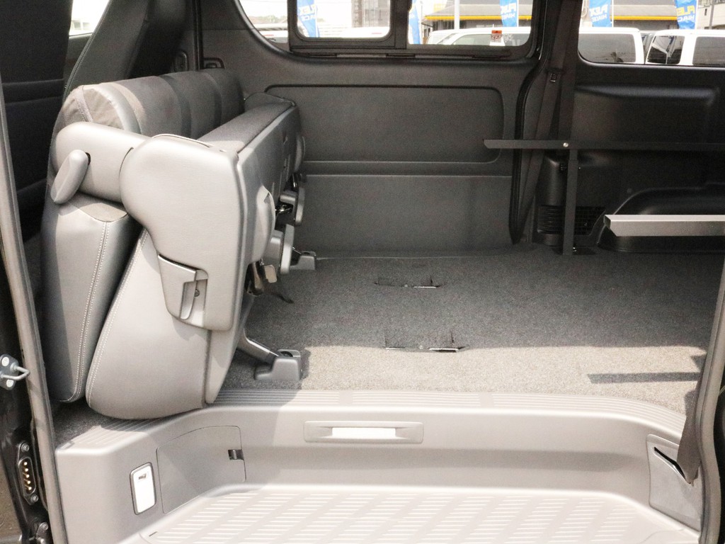 ベッドパネルを外し、2列目シートを前に跳ね上げることによって、より広い荷室スペースを確保することができます。