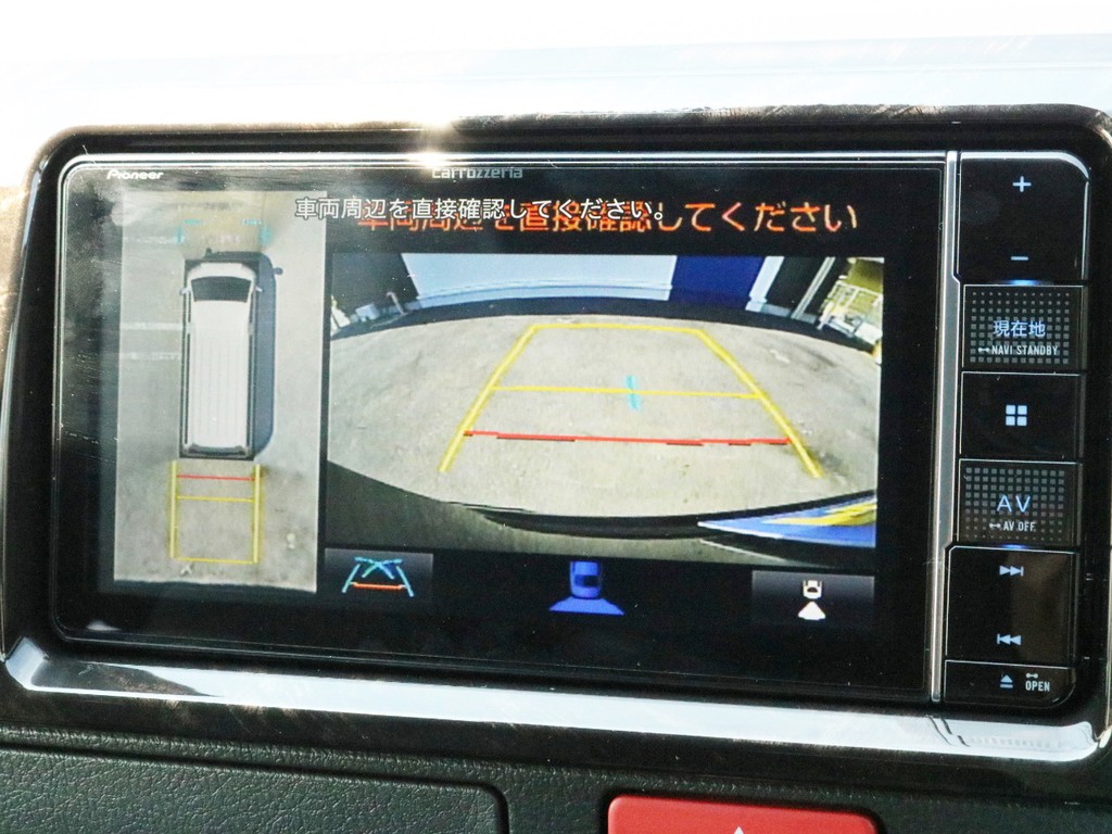カロッツェリアSDフルセグナビを搭載！　ナビとしては勿論、オーディオや映像モニターとしてもご活用頂けます。バックカメラやパノラミックビューモニターの映像はナビモニターに出力されます。