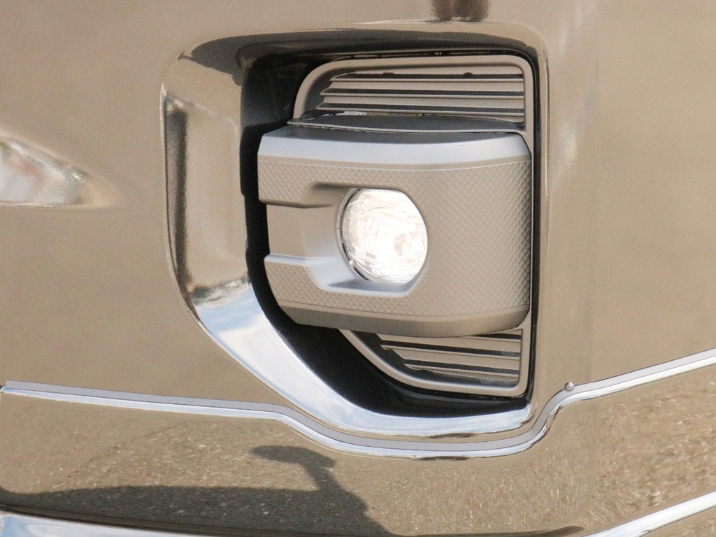 新型ではフォグランプLED化＆小型化されスタイリッシュになっています。