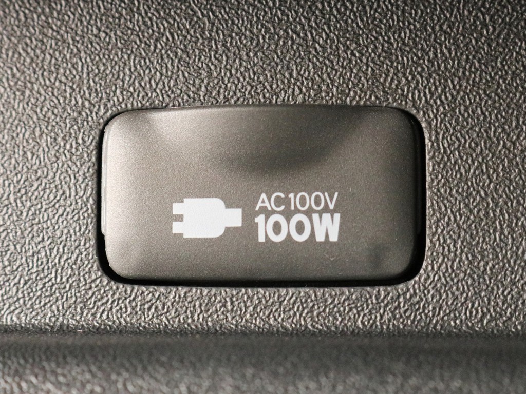 あると便利なアクセサリーコネクターAC100V電源を完備！　モバイル端末の充電などにご活用頂けます。