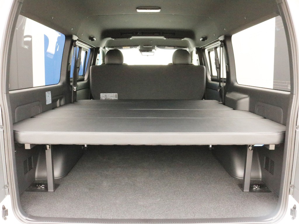 リアハッチを開くと荷室スペースにFLEXベッドキットType2が設置されています。従来のベッドキットのようにベッドパネルの境目に凸凹が無く、ベッド自体も柔らかく触り心地が良くなっています。