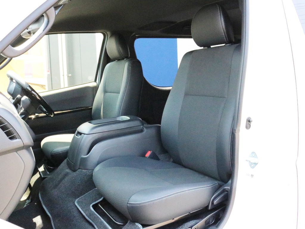 ダークプライムⅡ特別仕様なので専用のハーフレザーシートが設置されています。そのままハーフレザーシートを楽しむことも、追加でシートカバーを設置することもできます。