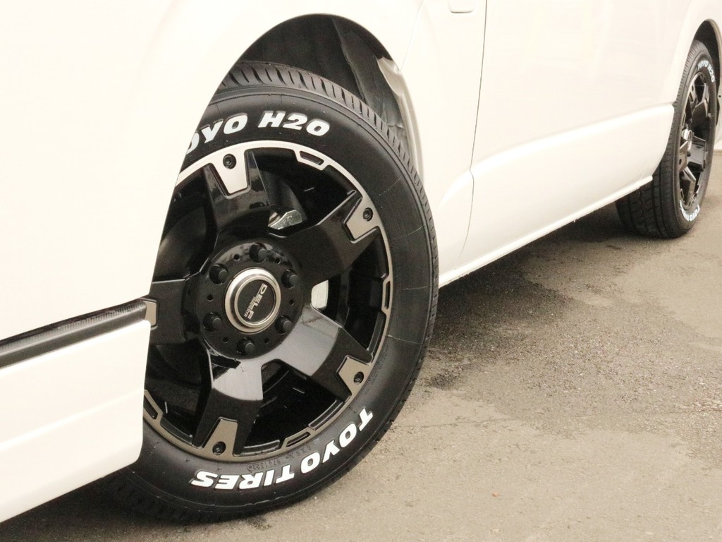 FLEXオリジナルDelf03　17インチAWを装着し、タイヤはTOYO　H20ホワイトレタータイヤを合わせました。