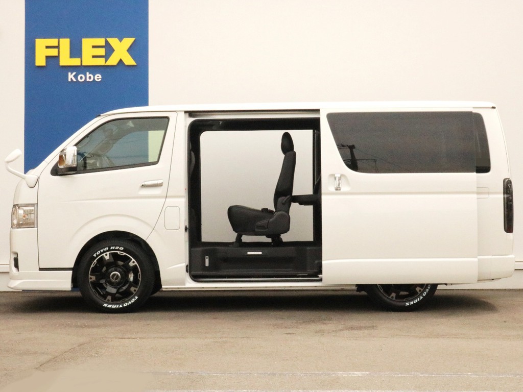 両側パワースライドドア付きなので乗り降りや荷物の積み下ろしが楽になります。風通しも良いので停車時の急速換気にも活用頂けます。
