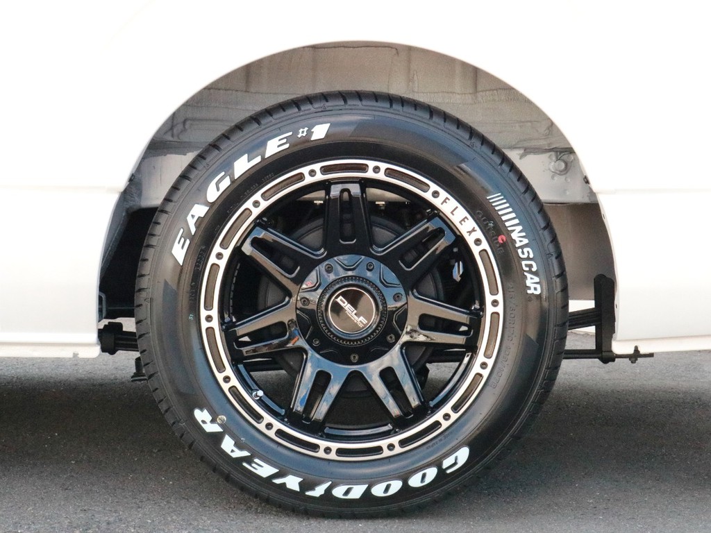FLEXオリジナルDelf04　17インチAWを装着済み！　タイヤはナスカーホワイトレタータイヤを合わせました。