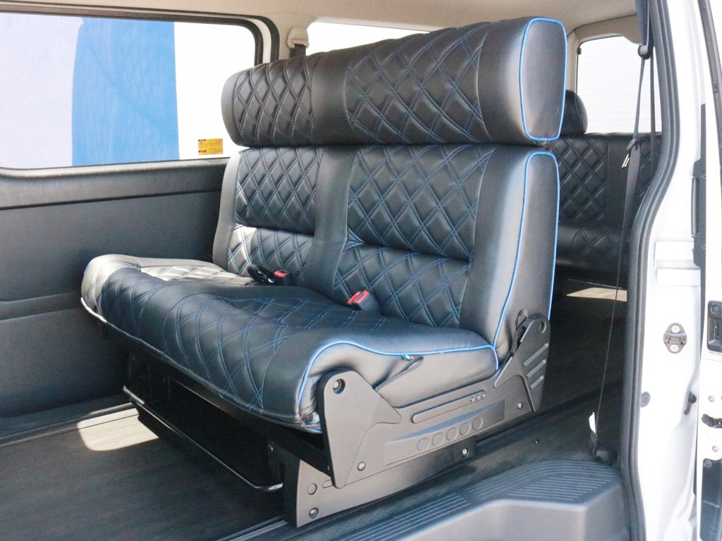 2列目、3列目シートは3人掛けベンチシートになっています。そのまま乗車することもでき、フルフラット車中泊にも対応しています。また、シートレールが設置されているので、前後に幅広く動かすことが可能です。