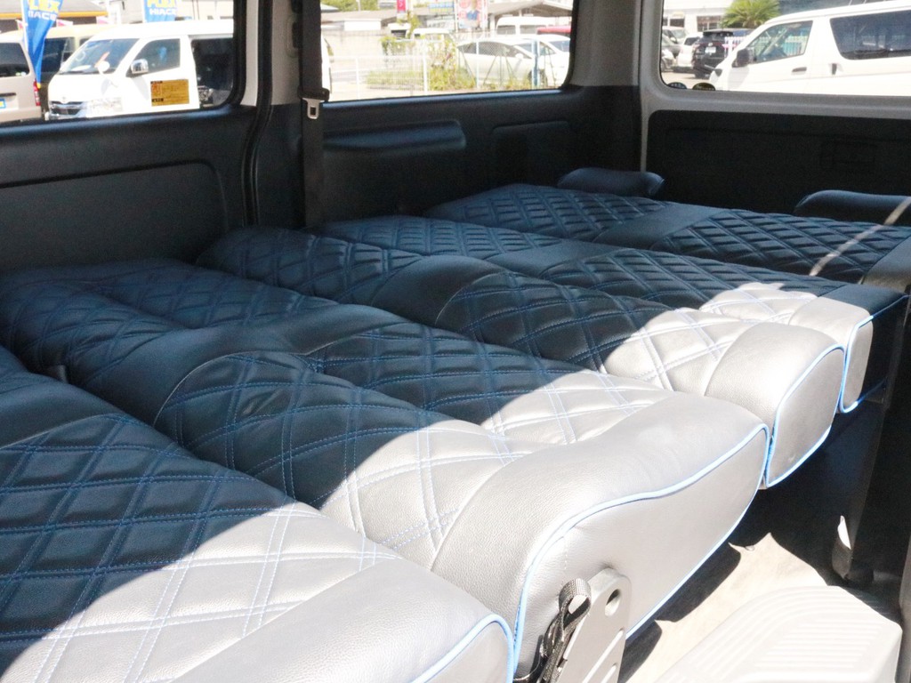 ベンチシート2脚をフルフラットにした状態です。車中泊をするにも長い荷物を載せるにも適した一台です。