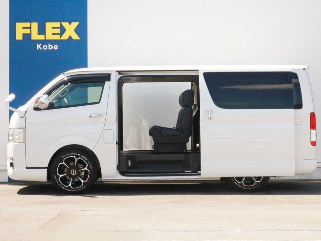 両側パワースライドドア付きなので乗り降りや荷物の積み下ろしが楽になります。風通しも良いので停車時の急速換気にも活用頂けます。