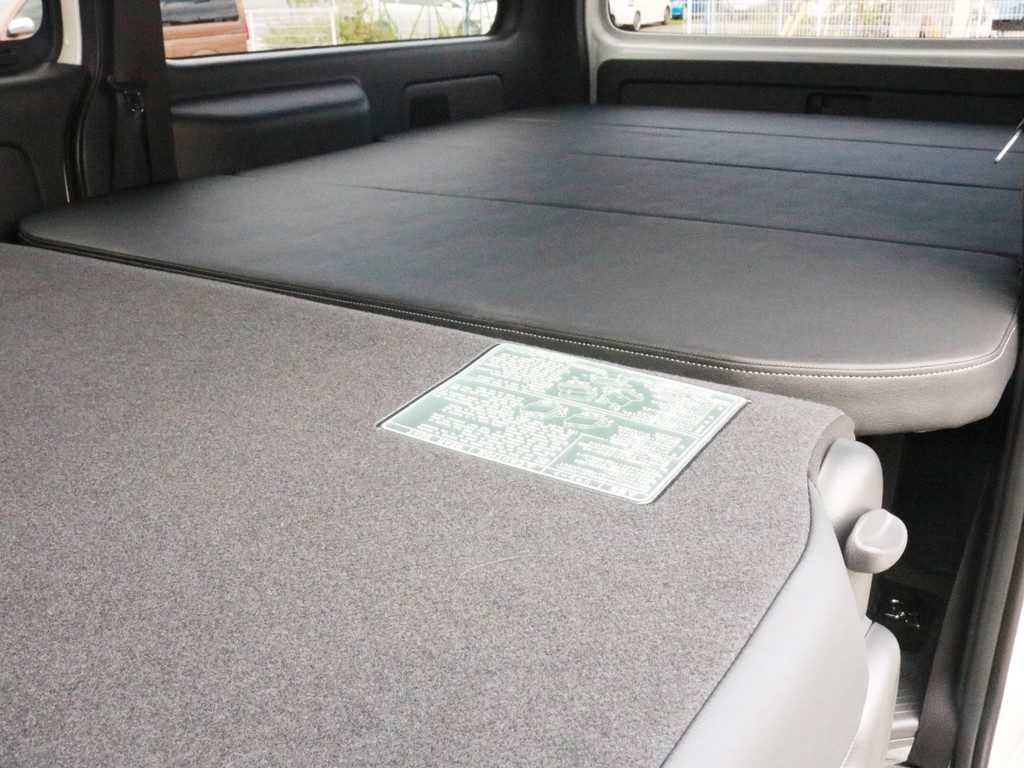 2列目シートを前方へ倒すことによって荷室全体をほぼフルフラット化することが可能です。