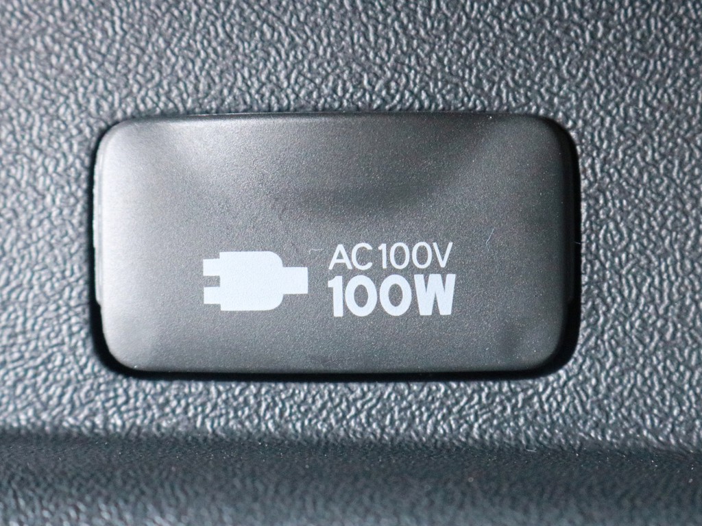 あると便利なAC100V電源も設置されています。携帯電話等のモバイル端末の充電にご活用頂けます。