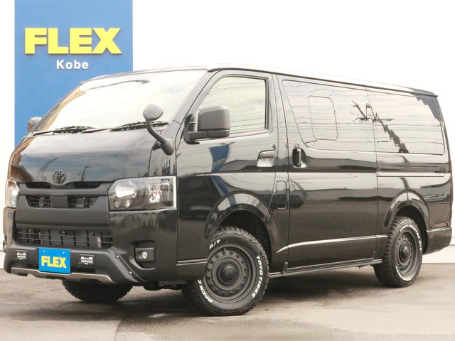 ☆未登録新車☆　ハイエースVディーゼルターボ4WDダークプライムⅡ特別仕様車をオフロード仕様に仕上げました！　メッキパーツをマットブラック塗装、ヘッドライトもインナーブラックのブラックパッケージ！