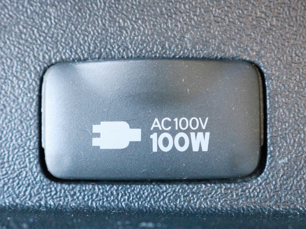 あると便利なアクセサリーコネクターAC100V電源を完備！　モバイル端末の充電などにご活用頂けます。