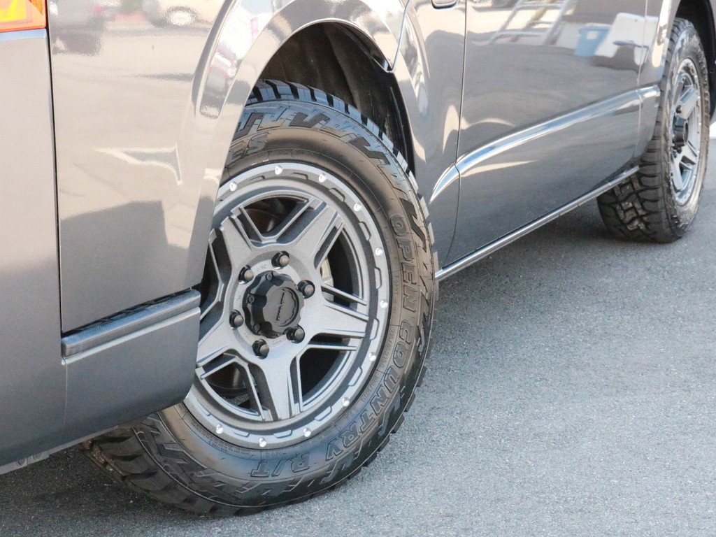 マッドヴァンス07　フリントグレー　16インチAWを装着し、タイヤは裏履きしたTOYO　オープンカントリータイヤを合わせました。
