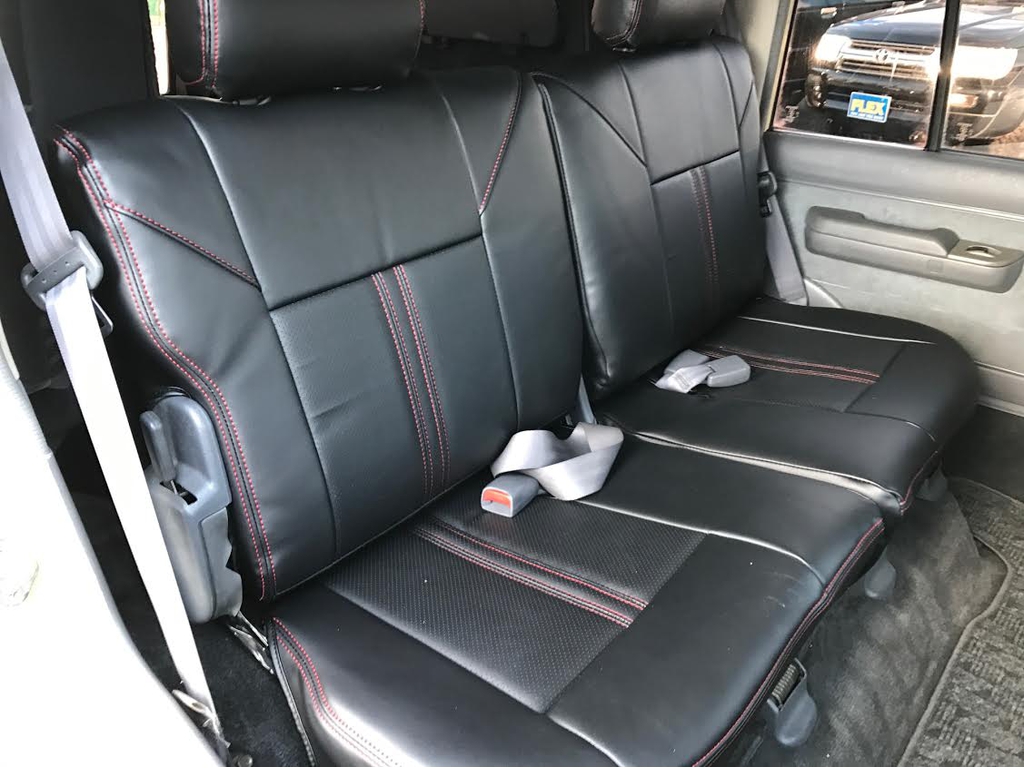 後部座席は大人もくつろげるスペースがございます☆