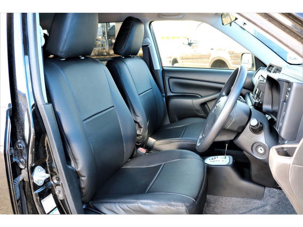 車内色に合わせてＥＵＲＯＢＯＸ弊社オリジナルシートカバーを新品装着しました♪