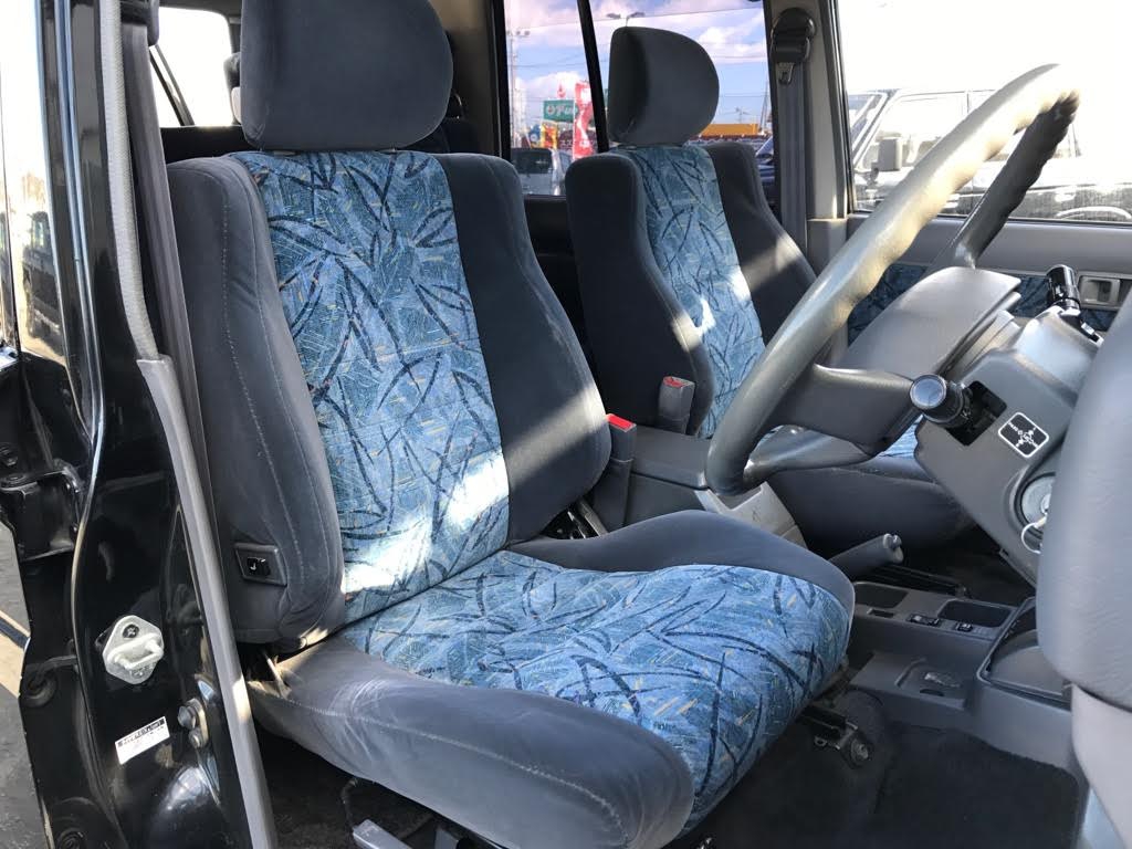 運転席も目立つヘタりなくキレイに保たれております☆