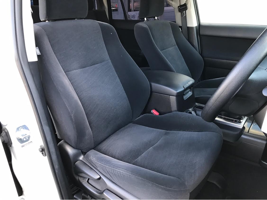 運転席も目立つヘタりなくキレイに保たれております☆