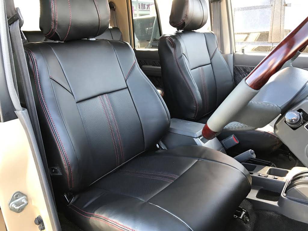 運転席も目立つヘタリ無くキレイに保たれています☆