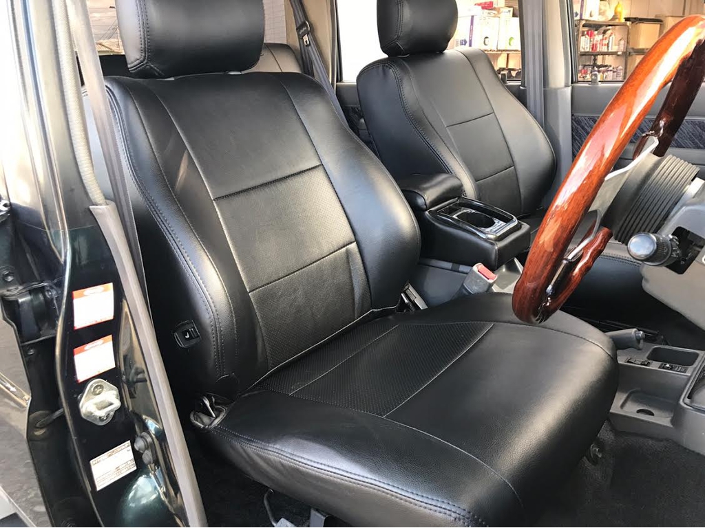 運転席は目立つヘタりなくキレイに保たれております☆ブラックシートカバー☆