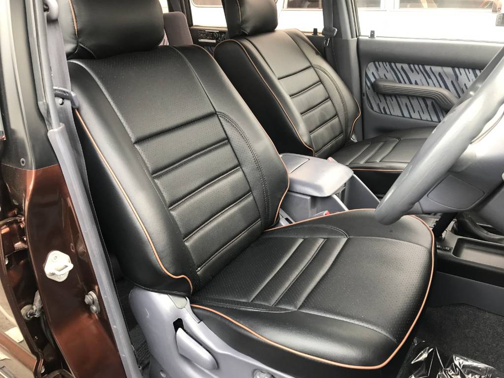 運転席も目立つヘタリ無くキレイに保たれています☆オリジナルオーダーシートカバー☆